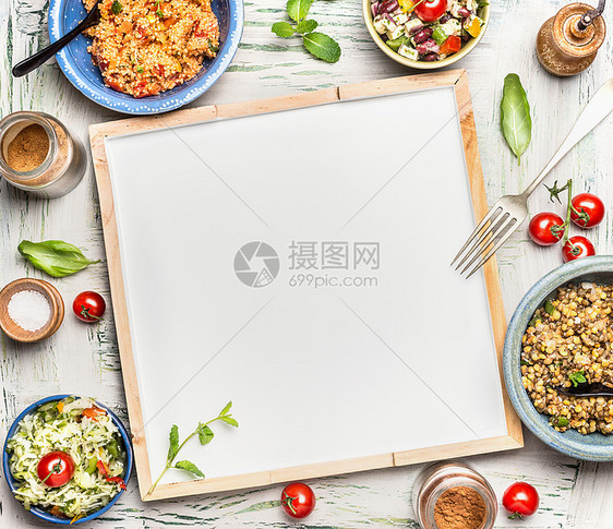 各种健康素食沙拉碗周围空白白色黑板,顶部视图沙拉吧菜单食谱文本的食物背景图片