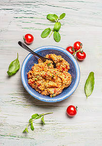 健康的蒸粗麦粉沙拉蓝色碗与西红柿,顶部视图健康的生活方式干净的食物观念背景图片