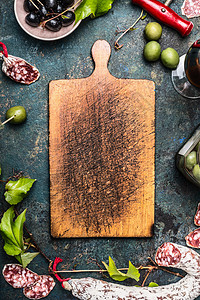 意大利食品反塔蒂周围的旧木制切割板,顶部视图意大利食品背景菜单焦化食谱,框架图片