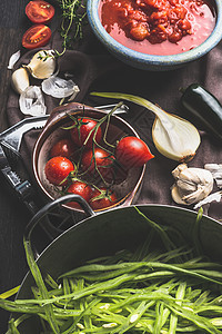 碗里的素食烹饪配料绿色法国豆,西红柿,大蒜,洋葱黑暗的乡村厨房木制桌子上素食健康食品的乡村食物图片