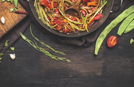 切片绿色法国豆与番茄酱黑暗的乡村背景,顶部视图,边界健康素食的图片