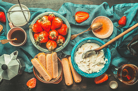 乡村厨房桌子与草莓提拉米苏烹饪配料,顶部视图意大利食品图片