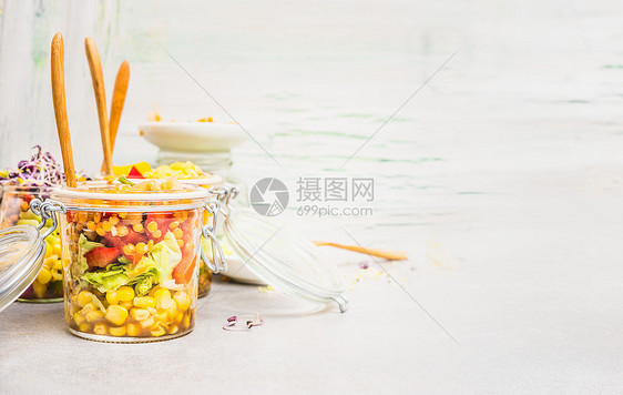 浅背景的素食罐沙拉,侧视,文字的地方健康干净的饮食饮食图片