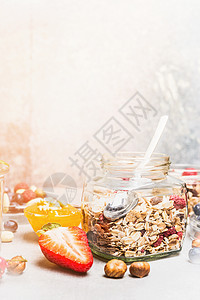 健康的早餐桌,璃瓶里放着梅斯利浆果坚果,图片