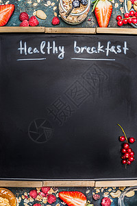 空白的黑板背景上题写健康早餐健康早餐与浆果,穆斯利坚果,框架健康食品清洁饮食理念图片