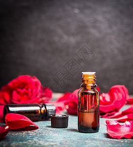 瓶玫瑰精油花瓣的红玫瑰,侧视,特写图片