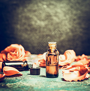玫瑰精油瓶乡村复古背景,顶部视图,文字的地方芳香疗法化妆品图片