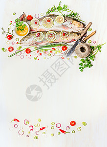 鱼食背景与生全鱼,新鲜美味的烹饪原料餐具白色木制,顶部视图,框架健康食品饮食鱼盘背景图片