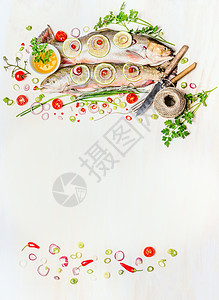 鱼食背景与生全鱼,新鲜美味的烹饪原料餐具白色木制,顶部视图,框架健康食品饮食鱼盘图片