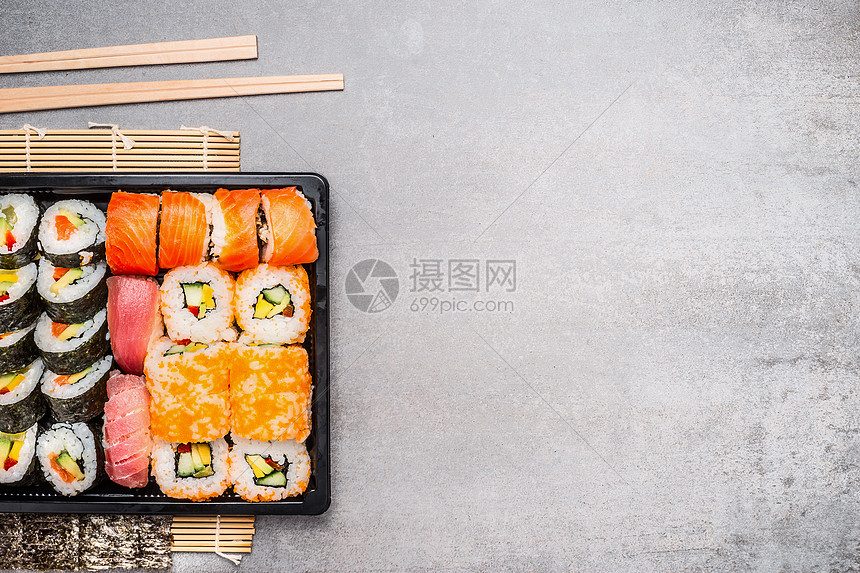 寿司卷筷子灰色的石头背景,顶部的视图,文字的地方图片