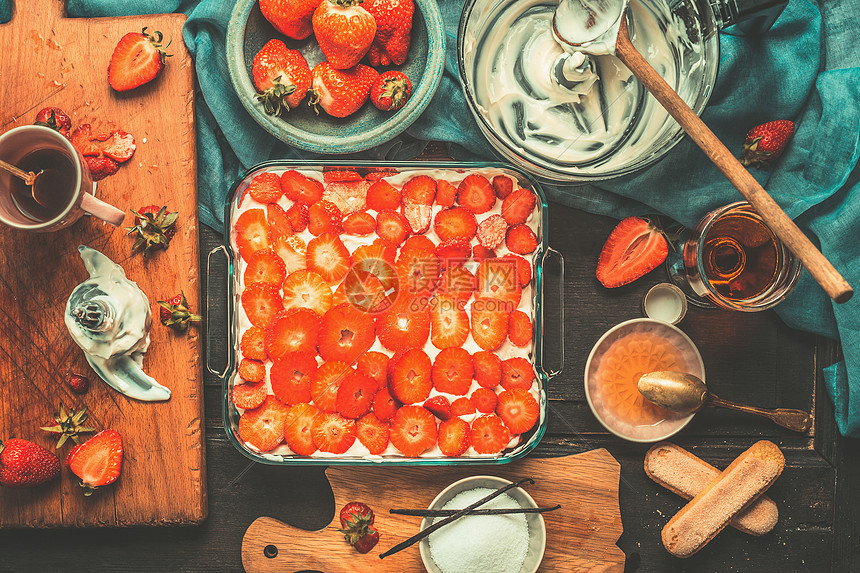 意大利美食,草莓提拉米苏蛋糕准备与烹饪原料厨房工具黑暗的复古背景,顶部的视图意大利食品图片