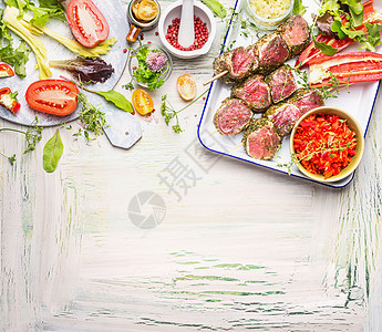肉串与新鲜草药,香料蔬菜成分,用于烧烤烹饪准备轻木背景,顶部视图,边界图片