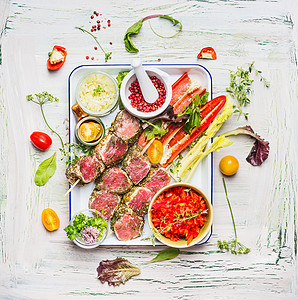 肉串与新鲜切割蔬菜调味料搪瓷盘上烤架烹饪用的肉串,轻乡村背景上准备,顶部视图图片