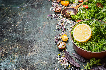 新鲜的甘蓝叶与柠檬原料旧的烹饪锅乡村背景,为文字健康生活方式排饮食图片