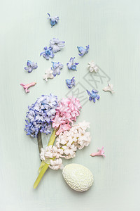淡粉色复活节贺卡与风信子花鸡蛋,顶部视图背景图片