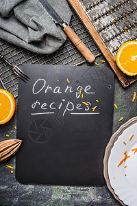 橙色食谱背景与厨房工具,黑板橙色水果,顶部视图,地点为文本图片