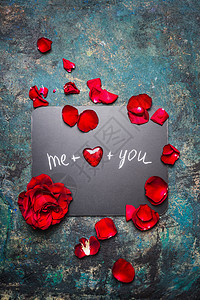 情人节刻字背景黑板上,红色的心玫瑰花瓣,顶部的景色加上你爱的象征图片