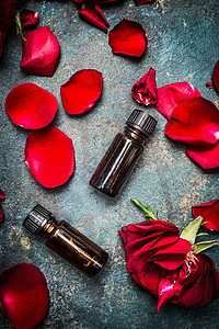 玫瑰精油暗瓶乡村背景,顶部视图化妆品,芳香疗法,水疗健康图片