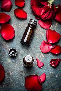 玫瑰精油与红色玫瑰花瓣乡村背景化妆品,芳香疗法,水疗健康图片
