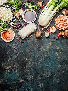 亚洲烹饪原料米粉,豆酱,酱汁,虾,辣椒香菇黑暗的背景,顶部的视图,文字的地方亚洲食物中国泰国菜图片