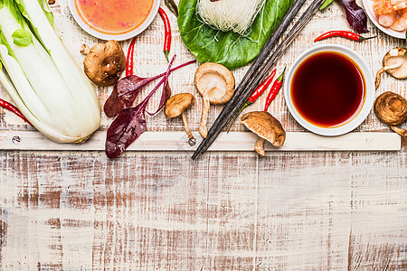 亚洲烹饪配料与筷子乡村木制背景,顶部视图,地点为文本亚洲食品图片