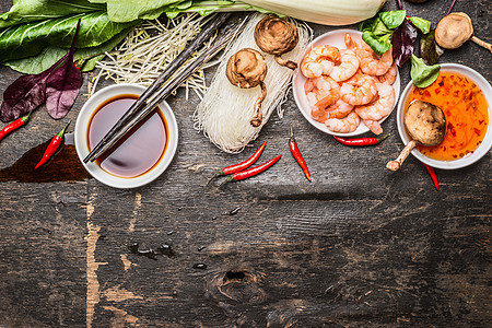 亚洲烹饪原料与酱油甜酸酱筷子乡村背景,顶部的亚洲食品图片