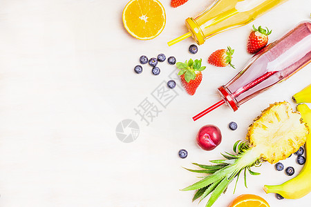 红色冰沙瓶与水果成分白色木制背景,顶部的视图,文字的地方超级食物健康的生活方式排饮食图片