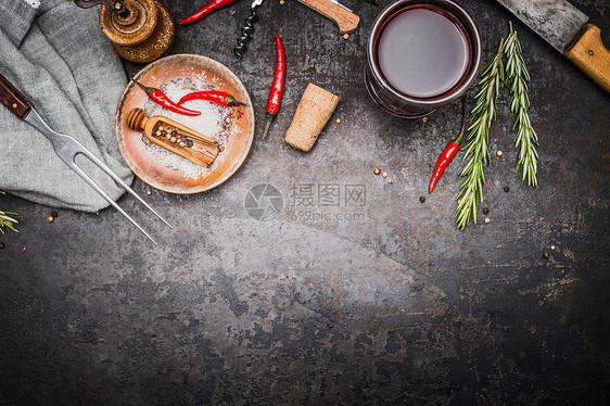 食物烹饪背景与草药,香料,肉叉刀杯红酒黑暗的乡村金属背景,顶部视图,边界图片