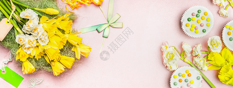 可爱的水仙花,空白标签,蛋糕装饰淡粉色背景,顶部视图,横幅节日的春天花卉背景图片