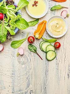 新鲜的乡村沙拉准备与机花园蔬菜轻乡村厨房桌子,顶部视图,地点为文本健康生活方式排饮食图片