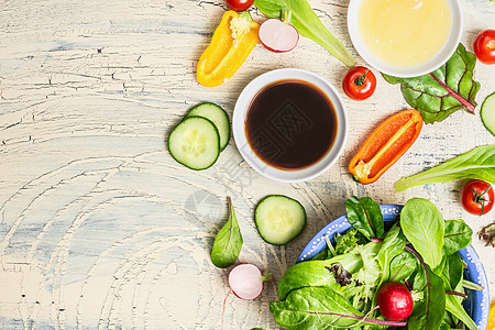 新鲜调料机生菜蔬菜,用于健康沙拉,轻乡村厨房桌子上,顶部视图,文字位置健康生活方式排饮食图片