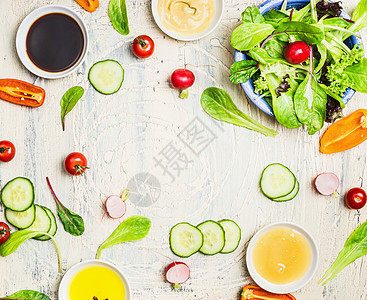 美味的夏季沙拉调料准备轻乡村背景,顶部视图,框架健康的生活方式素食饮食的图片