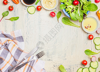 新鲜的季节机蔬菜沙拉准备与敷料,配料餐具厨房检查餐巾轻乡村背景,顶部视图,框架健康饮食清洁食品图片