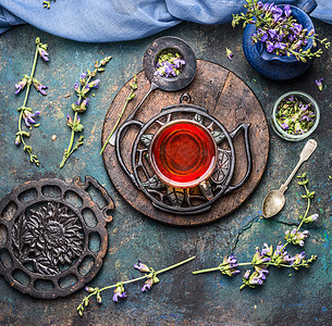 古老的老式茶与杯草药茶新鲜的愈合草药野花黑暗的乡村背景,顶部的景观健康,愈合排饮料的图片