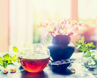 窗台上新鲜草药的夏季凉茶健康,愈合排饮料的图片