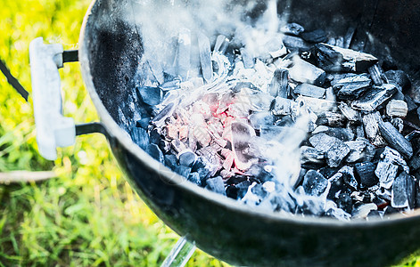 热煤与烟雾烧烤,户外图片