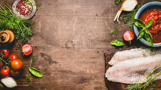 鱼盘烹饪新鲜生鱼片与西红柿,酱汁配料乡村木制背景,顶部视图,横幅健康饮食的食物图片