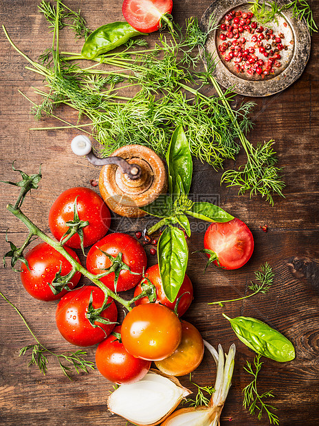 新鲜的红色西红柿绿色调味料,用于美味的酱汁烹饪素食烹饪配料乡村木制背景,顶部视图图片