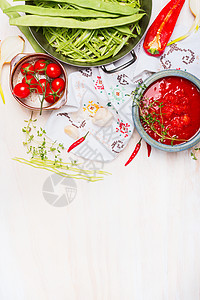 青豆西红柿酱,烹饪准备轻木背景与传统刺绣布配料,顶部视图,文字的地方图片