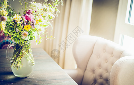 璃花瓶野地花餐桌上,窗户上椅子花卉家居装饰图片