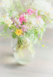 美丽的野花璃花瓶的轻背景,柔软的焦点,特写家居装饰室内图片