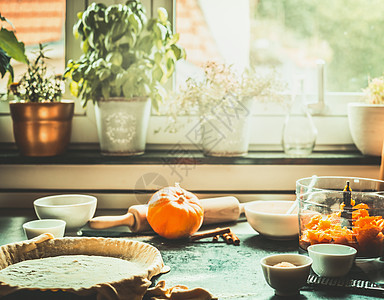 厨房场景与准备传统节日南瓜派烹饪桌子上的窗口,复古风格图片