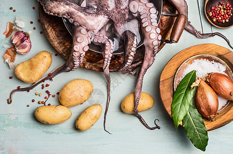 生章鱼平底锅与水配料烹饪,顶部视图西牙厨房图片