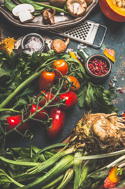 用新鲜机蔬菜健康烹饪素食原料厨房工具黑暗的乡村背景,顶部视图,准备图片