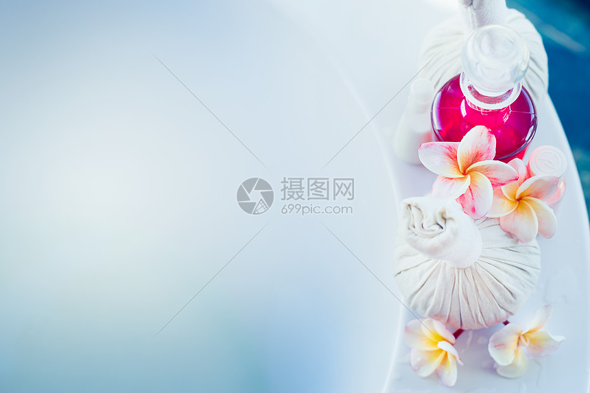 化妆品 Frangipani花 草药按摩邮票浴缸与蓝色水水疗中心健康背景 横幅高清图片下载 正版图片 摄图网 化妆品 Frangipani花 草药按摩邮票浴缸与蓝色水水疗中心健康背景 横幅高清图片下载 正版图片 摄图网