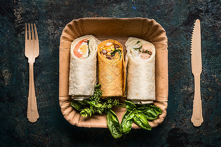 素食玉米饼包装纸盘木制餐具黑暗的背景,顶部视图,健康午餐小吃街头食品图片