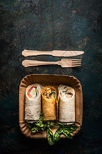 素食包装纸盘木制餐具黑暗的背景,顶部视图,文字的地方健康午餐图片
