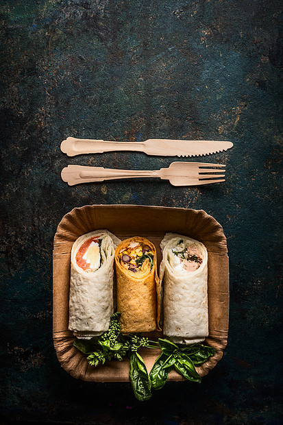 素食包装纸盘木制餐具黑暗的背景,顶部视图,文字的地方健康午餐图片