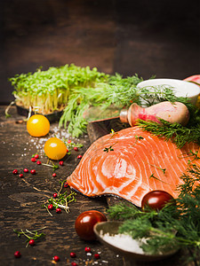 生鲑鱼片与新鲜草药西红柿乡村木制背景饮食烹饪图片