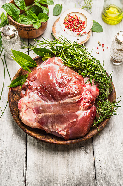 ‘~生腿羊肉与配料烹饪乡村木制背景  ~’ 的图片